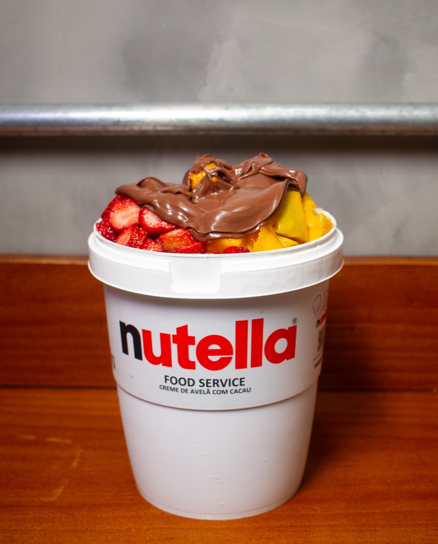 Pote de açaí com morango, manga e Nutella derretida