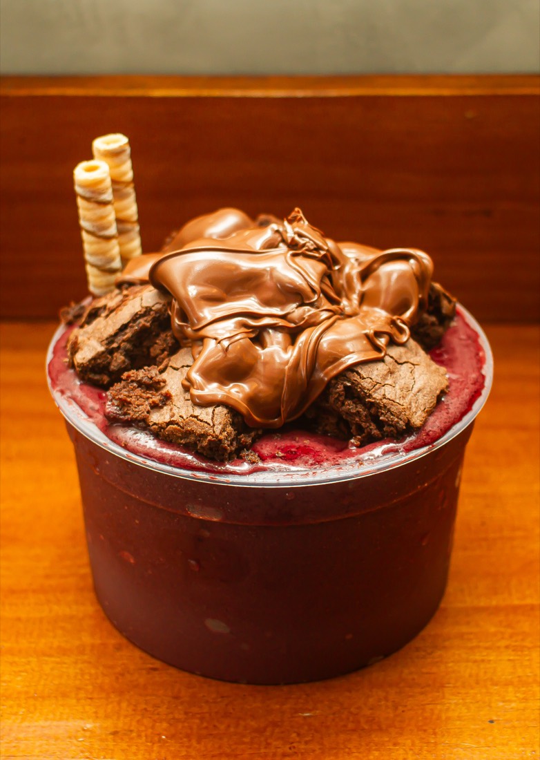 Pote de açaí com brownie, Nutella e biscoito